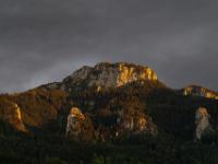 Scheibenwand in goldenem Abendlicht angeleuchtet